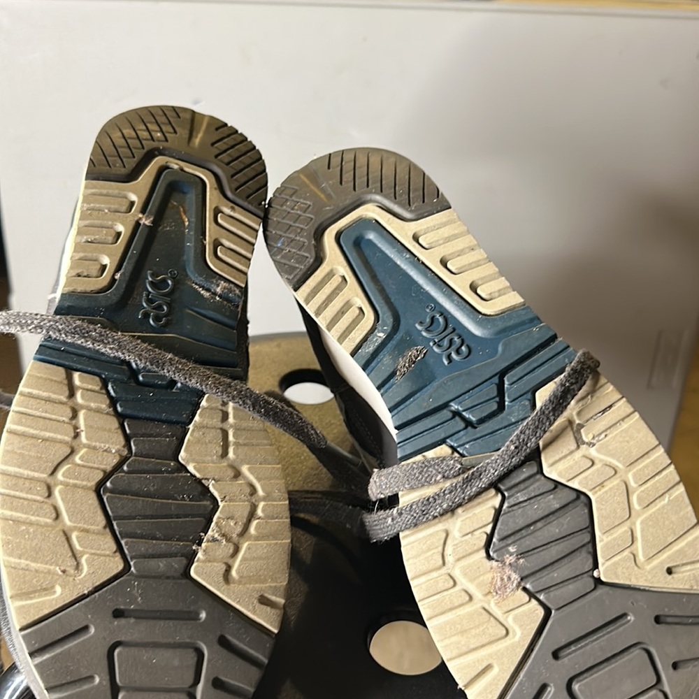 Sneakers - Picture 3 of 3